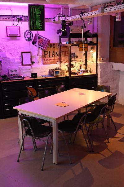 Datei:K4CG 2025 Arbeitsbereich Überblick mit Tisch und 3D Drucker.jpeg
