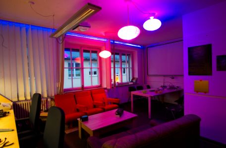 Raumansicht mit Blick auf die Leinwand