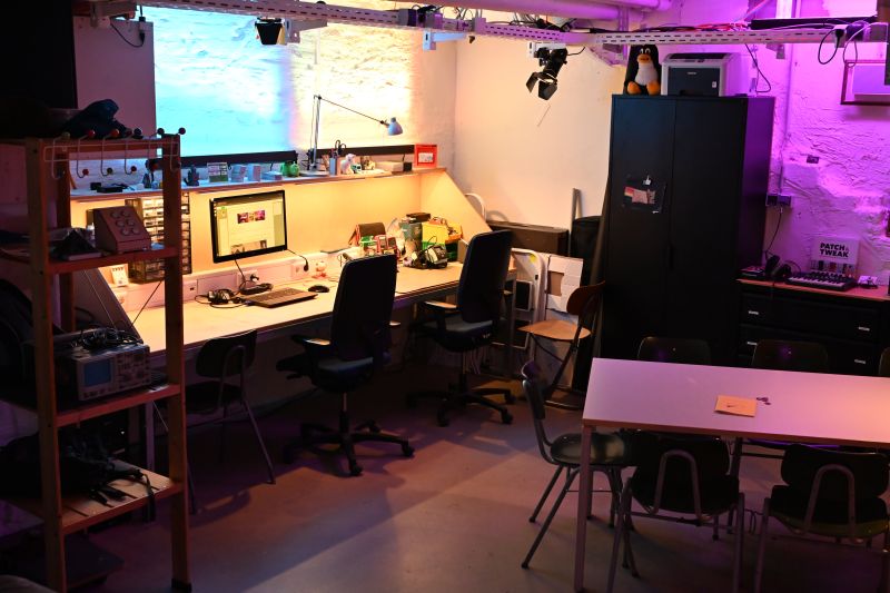 Datei:K4CG 2025 Überblick mit Werkbank und Arbeitstisch.jpeg