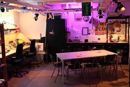 K4CG 2025 Arbeitsbereich mit Werkbank, Arbeitstisch und 3D Drucker Überblick.jpeg