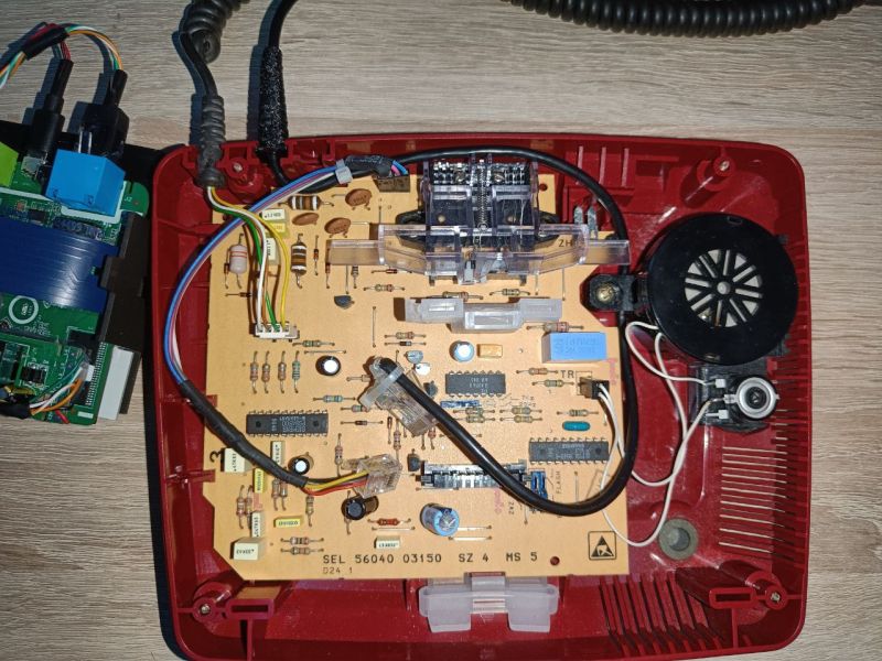 Datei:Bild des Telefons mit ausgebautem Tastenfeld.jpg