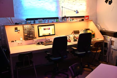 K4CG 2025 Werkbank mit Laptop Arbeitsplatz und Lötstation.jpeg