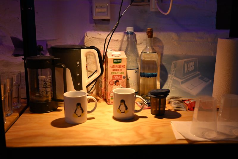 Datei:K4CG 2025 Küche Nahaufnahme mit Tux Tassen.jpeg