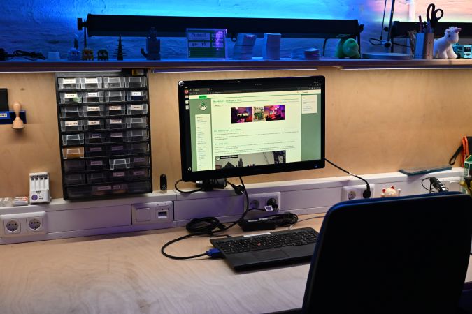 K4CG 2025 Werkbank Laptop Arbeitsplatz Nahaufnahme.jpeg