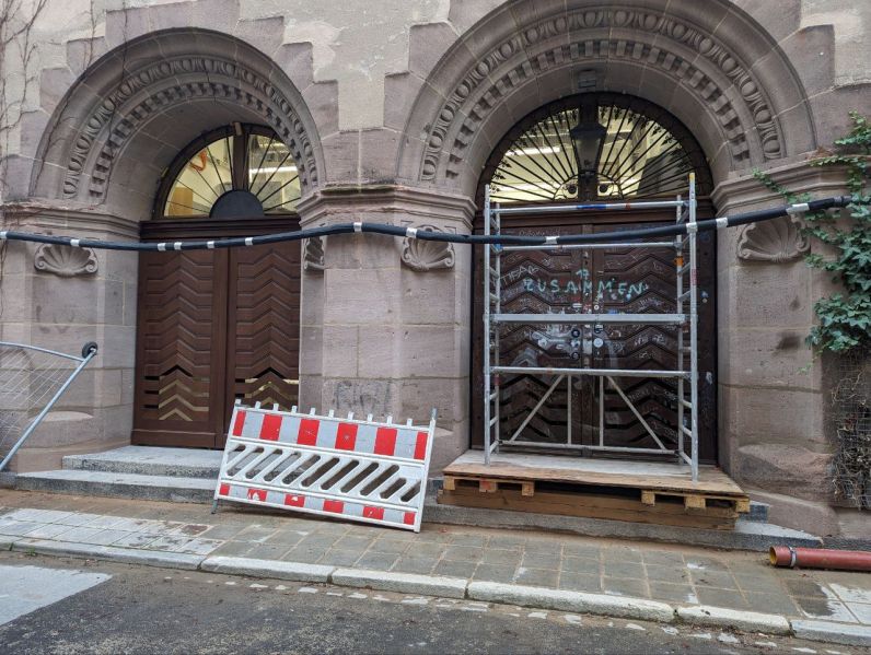 Datei:Bild neuer Raum von aussen mit Baustelle.jpg