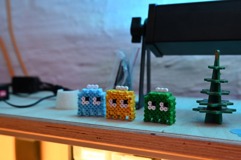 Datei:K4CG 2025 Werkbank Pacman Ghosts Nahaufnahme.jpeg