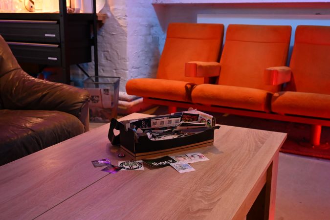 K4CG 2025 Lounge Bereich mit Stickerbox auf dem Tisch.jpeg