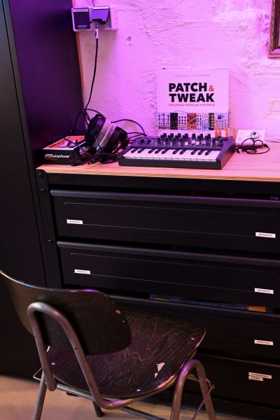Datei:K4CG 2025 Modular Synth Musikstation Überblick.jpeg